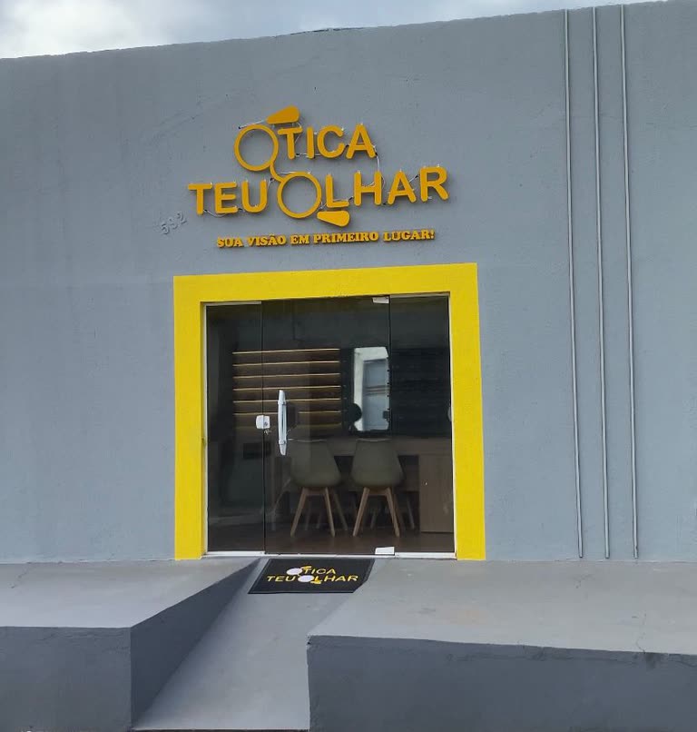 Fachada da loja de Amarante, com o letreiro amarelo da Ótica Teu Olhar.